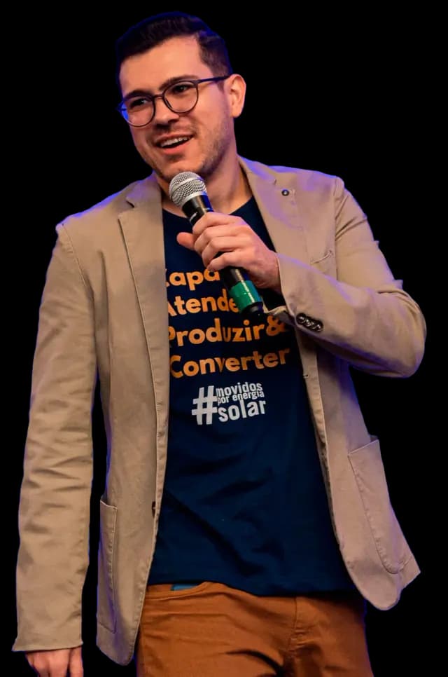 Lin Zeri, founder of Etuos, speaking into a microphone at a digital marketing talk